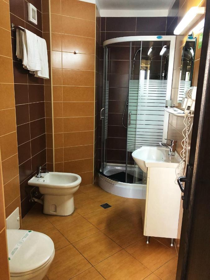 Hotel Crystal Palace Râmnicu Vâlcea Eksteriør bilde