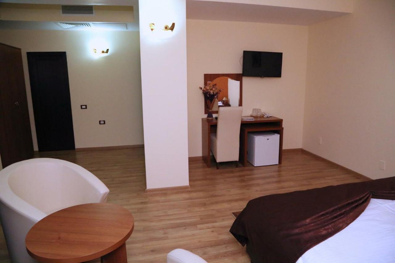 Hotel Crystal Palace Râmnicu Vâlcea Eksteriør bilde