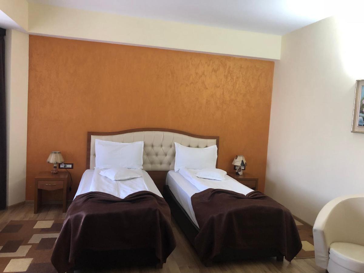 Hotel Crystal Palace Râmnicu Vâlcea Eksteriør bilde