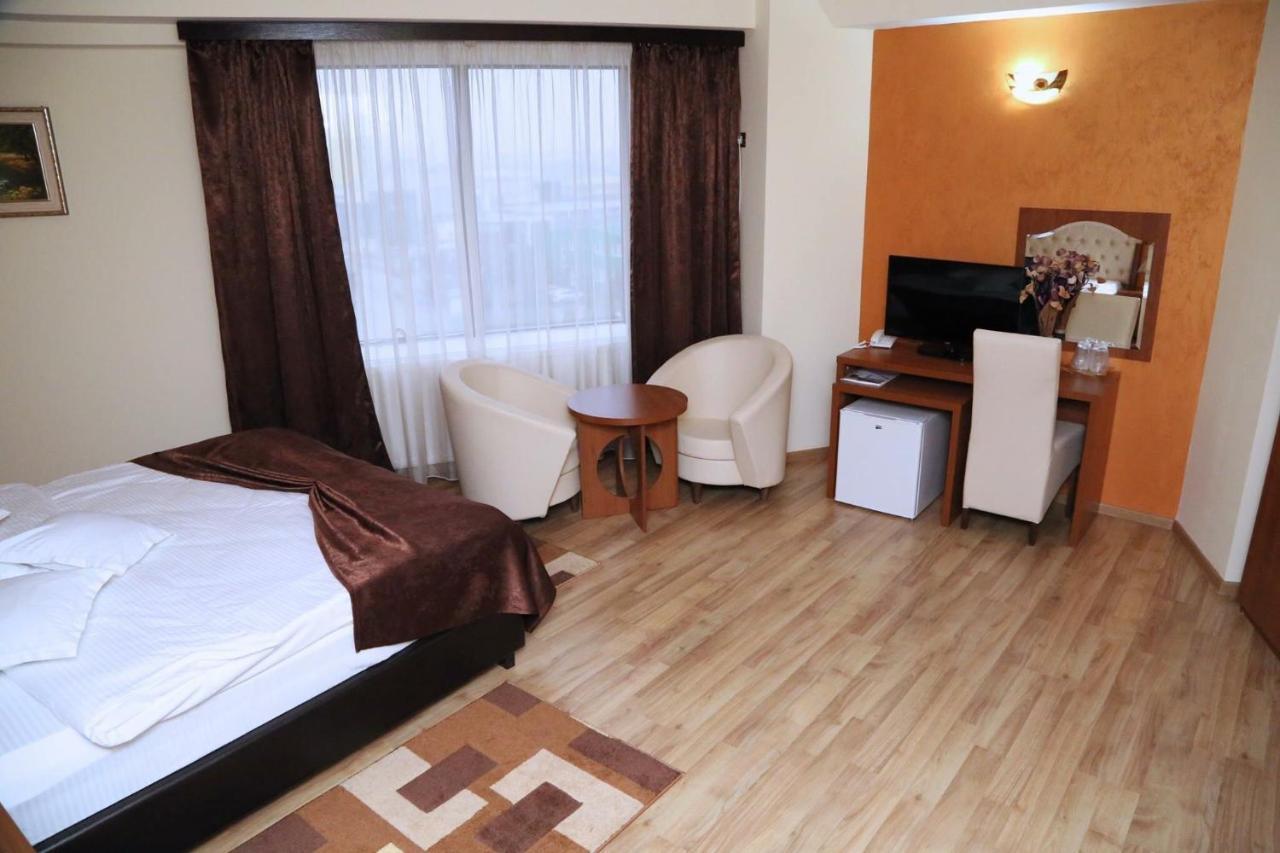 Hotel Crystal Palace Râmnicu Vâlcea Eksteriør bilde